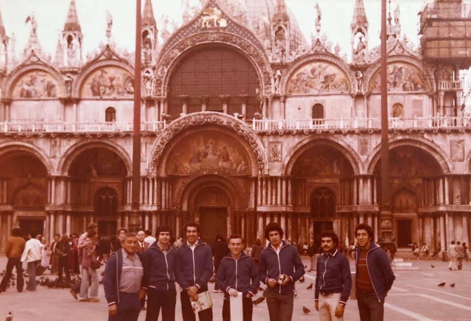 Samuel Del Valle junto a la delegación chilena en medio de un viaje a Venecia, Italia (1978).